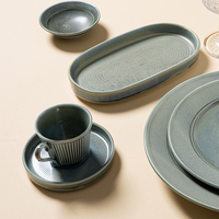 Service de vaisselle en céramique de porcelaine vert sauge à texture circulaire artisanale moderne P&T pour restaurant HoReCa