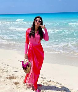 Traje de baño de 2 piezas para mujer, conjunto de surf de manga larga con media cremallera y bloques de color rosa, con falda pareo, ropa de playa al por mayor - Product Image 3