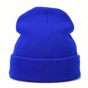 Vente en gros de bonnets d'hiver en acrylique uni de haute qualité, unisexes, à revers, tricotés, personnalisables avec logo brodé - Product Image 2