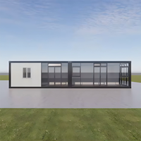 Cette petite maison conteneur combine un mur-rideau en verre noir et blanc avec une isolation intelligente et une terrasse sur le toit.