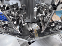 Machine d'emballage verticale automatique pour aliments soufflés au maïs, céréales, snacks, granulés et poudres - Remplissage et scellage