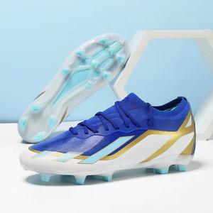 Scarpe da calcio TF/FG da <span class=keywords><strong>uomo</strong></span> di alta qualità OEM, rosse brillanti con strisce bianche, stringate, basse, per interni. - Product Image 2