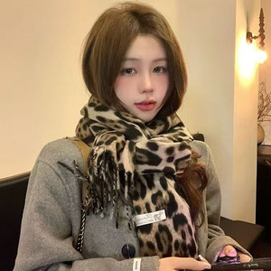Écharpe en fausse fourrure imprimé léopard en gros - Châle épais à franges, écharpe chaude d'hiver, style coréen vintage pour femme - Product Image 1