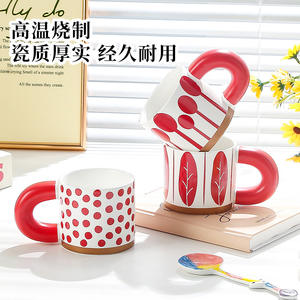 Nueva Taza de Cerámica Festiva Roja con Asa Gruesa, Diseño de Hojas, Apta para Microondas y Lavavajillas, Diseño Moderno para Parejas - Product Image 1