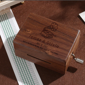 Caja de música de madera personalizada con manivela con mecanismo de canción, regalo de Navidad romántico para parejas, recuerdo de aniversario personalizado - Product Image 2