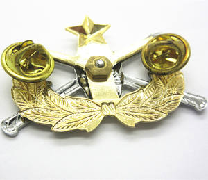 定制设计的金镍双色3D剑金属翻领别针 - Product Image 2