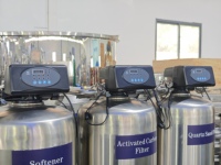 Système de traitement d'eau par osmose inverse en deux étapes pour la production d'eau pure, l'eau de mer et le lavage de voitures