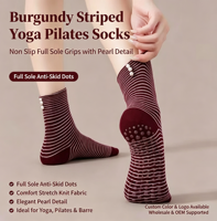 Chaussettes de yoga personnalisées bordeaux à rayures et décorées de perles pour femmes, mi-mollet, antidérapantes, pour Pilates, avec semelle intégrale en silicone