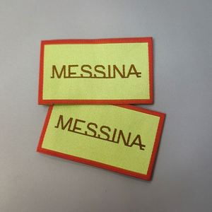 Étiquette tissée personnalisée en polyester durable avec logo, pliée sur le côté, pour vêtements et articles vestimentaires - Product Image 1