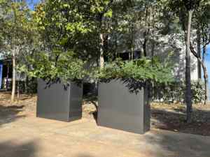 Jardinière rectangulaire en métal moderne, noire, avec revêtement en poudre, résistante à la corrosion, pour terrasses, toits et entrées - Product Image 6
