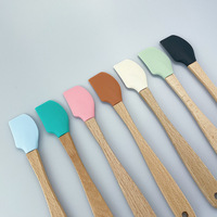 Spatule colorée à manche en bois en silicone antiadhésif résistant à la chaleur pour la cuisson, le mélange de crème grattoir