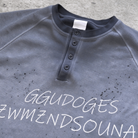 T-shirts Ouna personnalisés avec impression DTG, coupe ample oversize, style vintage, boutonnés, délavés à l'acide, en tissu gaufré thermique, col Henley et manches raglan