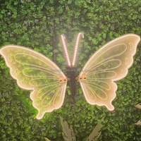 Vente en gros d'ailes de papillon en acrylique LED de haute qualité pour mariage, ouvertes et fermées, adaptées à la décoration de scène de mariage