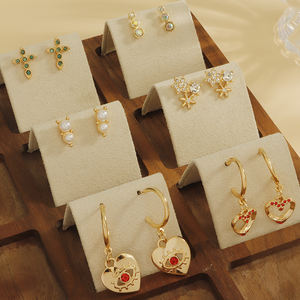 Pendientes <span class=keywords><strong>de</strong></span> aro delicados <span class=keywords><strong>de</strong></span> aleación <span class=keywords><strong>de</strong></span> metal <span class=keywords><strong>con</strong></span> <span class=keywords><strong>perla</strong></span> circón diseños mixtos minimalistas pendientes casuales diarios para mujeres jóvenes - Product Image 4