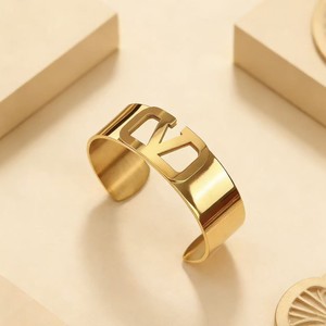 Nuevo Brazalete de Acero Inoxidable con Letra V en Versión Ancha para Mujer, Diseño en Forma de C, Simple, Moderno, Ligero, de Lujo y Alta Gama - Product Image 2