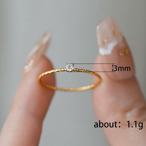 Anello Minimalista Impilabile dal Design Semplice per Donne - Product Image 4