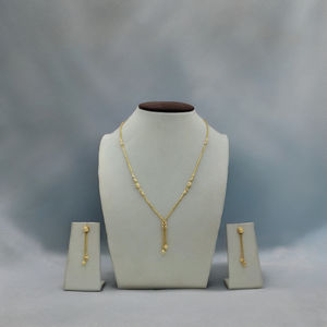 Ensemble élégant de collier et de boucles d'oreilles en or avec des détails fins et un design délicat pour les femmes amoureuses de bijoux - Product Image 2