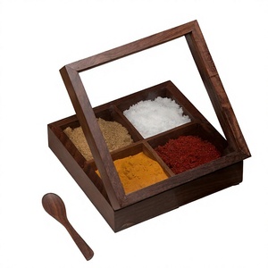 Caja de especias de madera con cuatro compartimentos y cuchara, diseño tradicional para almacenamiento - Product Image 4