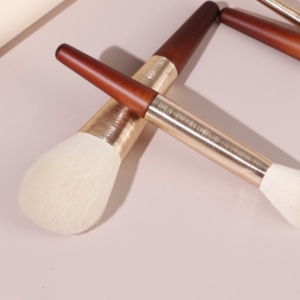 ชุดแปรงแต่งหน้าขนสังเคราะห์ระดับมืออาชีพ 6 ชิ้น ยี่ห้อ YRX ขายดี พร้อมโลโก้และฉลากส่วนตัวสำหรับชุดอุปกรณ์ความงามสำหรับผู้หญิง - Product Image 6