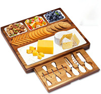 Grande planche à fromage en bois d'acacia avec bols réutilisables, couteaux et fourchettes à fromage - Cadeaux de déménagement, de mariage, de fête prénuptiale