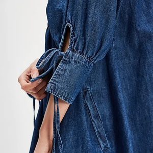 Robe en jean pour femme, simple, délavée clair, avec logo frontal, col en V profond, à lacets, à volants plissés, manches longues, coupe ample, décontractée d'été - Product Image 3