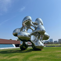 Grande sculpture abstraite géométrique découpée en acier inoxydable poli miroir pour jardin, place publique, cour et décoration intérieure/extérieure