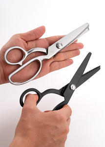 Venta al por mayor de acero inoxidable DIY diente de perro dentado <span class=keywords><strong>tijeras</strong></span> de sastre para coser - Product Image 2