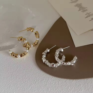 Pendientes de Aro en Forma de C con Perlas de Imitación, Chapados en Oro de 18K, Estilo Vintage Europeo - Product Image 1