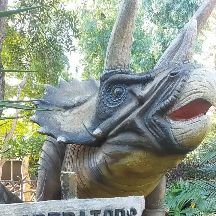 Modelo de robô dinossauro elétrico Triceratops realista, simulação animatrônica do Mundo Jurássico