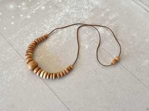 สร้อยคอไม้ทำมือจากลูกปัดไม้ธรรมชาติคุณภาพพรีเมียม ออกแบบมาสำหรับผู้ชาย ผู้หญิง และสวมใส่แฟชั่นในชีวิตประจำวัน - Product Image 3