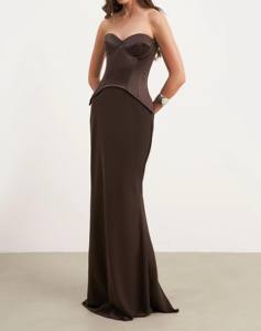 Robe longue bustier en satin marron chocolat pour femme, décolleté cœur, coupe sirène, idéale pour les soirées formelles et les fêtes - Product Image 1