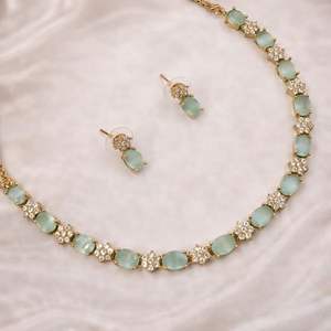 Ensemble de bijoux de mariée indiens traditionnels avec diamants américains - Collier et boucles d'oreilles de mariage exquis plaqués argent pour femmes - Product Image 4