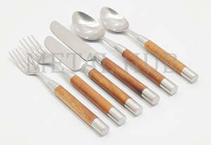 Juego de Cubiertos Plateados Mate con Mango de Madera y Punta Dorada, Cubertería Elegante para Eventos y Promociones - Product Image 3