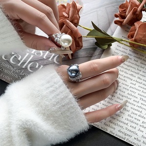 Bagues tendance en cuivre écologique avec perle de coquillage grise 14 mm et nœud coréen pour un style féminin et élégant au quotidien - Product Image 6