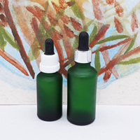 Bouteilles en verre givré vert de 30 ml avec pompe et couvercle en bambou pour cosmétiques