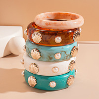 Minimalistische hoogglans parel armband met geometrisch rond hars detail, retro imitatie parel, voor Valentijnsdag