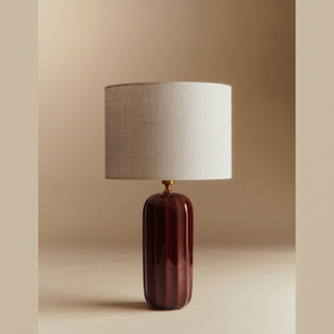 Lampe de table moderne et élégante avec une base en céramique à nervures d'un rouge profond brillant et un brillant contrastant disponible aux prix de gros. - Product Image 1