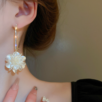 Anting Wanita Gaya Prancis Model Panjang Berhias Mutiara dan Berlian, Lapis Emas 18K pada Baja Anti Karat, Manis dan Modis