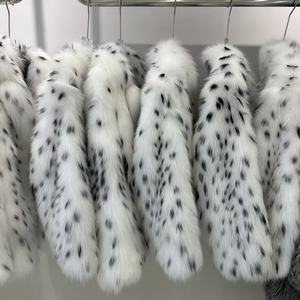 Nuova Giacca Invernale alla Moda in Vera Pelliccia di Volpe da <span class=keywords><strong>Donna</strong></span> con Stampa Leopardata Bianca e Nera - Product Image 1