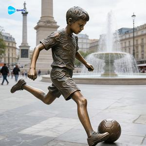 Escultura de Bronce de Niño Jugando al Fútbol, Tamaño Real, para Decoración de Jardín, Plaza o Calle, Interior y Exterior - Product Image 1