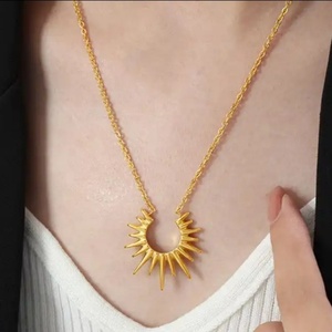 Collier Pendentif Géométrique Minimaliste en Acier Inoxydable Plaqué Or 18K Anti-ternissement en Forme de Soleil pour Femme - Vente en Gros - Product Image 1