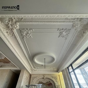Delicada frisa GRG con banda continua de corona de laurel que rodea la habitación con un significado simbólico de victoria y elegancia. Columna romana clásica. - Product Image 3