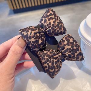 กิ๊บติดผมโบว์สไตล์เรโทรทำมือ ลายเสือดาว กิ๊บติดข้างสำหรับผมหน้าม้า ผ้าเนื้อนุ่ม อุปกรณ์ตกแต่งผม - Product Image 6