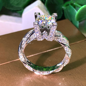 Anello con Micro Pavé a Gambo Intrecciato per Donne, Elegante Gioiello Scintillante alla Moda - Product Image 2