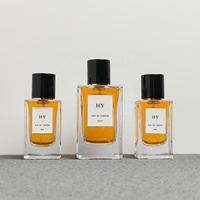 Flacons de parfum de luxe en verre épais carré au design vague unique, 50 ml et 100 ml, zone d'étiquetage à sertir, pulvérisateur à pompe sérigraphié