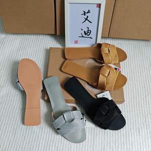 รองเท้าส้นหนาสไตล์แฟรี่ประดับมุกสำหรับผู้หญิง รองเท้าแตะแบบสวมหน้าร้อน แฟชั่นอบอุ่นสำหรับใส่กลางแจ้ง ด้านบนเป็นผ้าตาข่ายบุขนเทียม พื้นยาง - Product Image 3