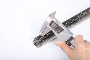 Charnières de piano dorées à espacement des trous personnalisées pour portes de cuisine et de chambre à coucher-Charnière à longue bande continue en acier inoxydable - Product Image 3