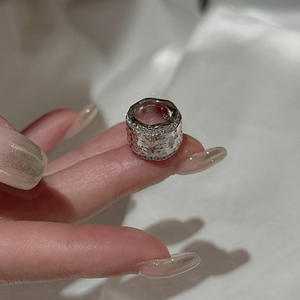 Pendentif Wenchi S925 en argent pur, design givré, luxe discret, simple et tendance, finition antique brillante, sertissage incrusté - Product Image 2