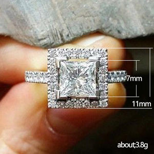 Anillo de compromiso de oro blanco natural con diamante talla princesa F865 para mujer, color D, con diamantes laterales - Product Image 3