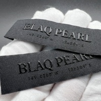 Étiquette en silicone 3D personnalisée, étiquette tissée, polyester doux et agréable pour la peau, pour vêtements à manches courtes, pantalons, robes